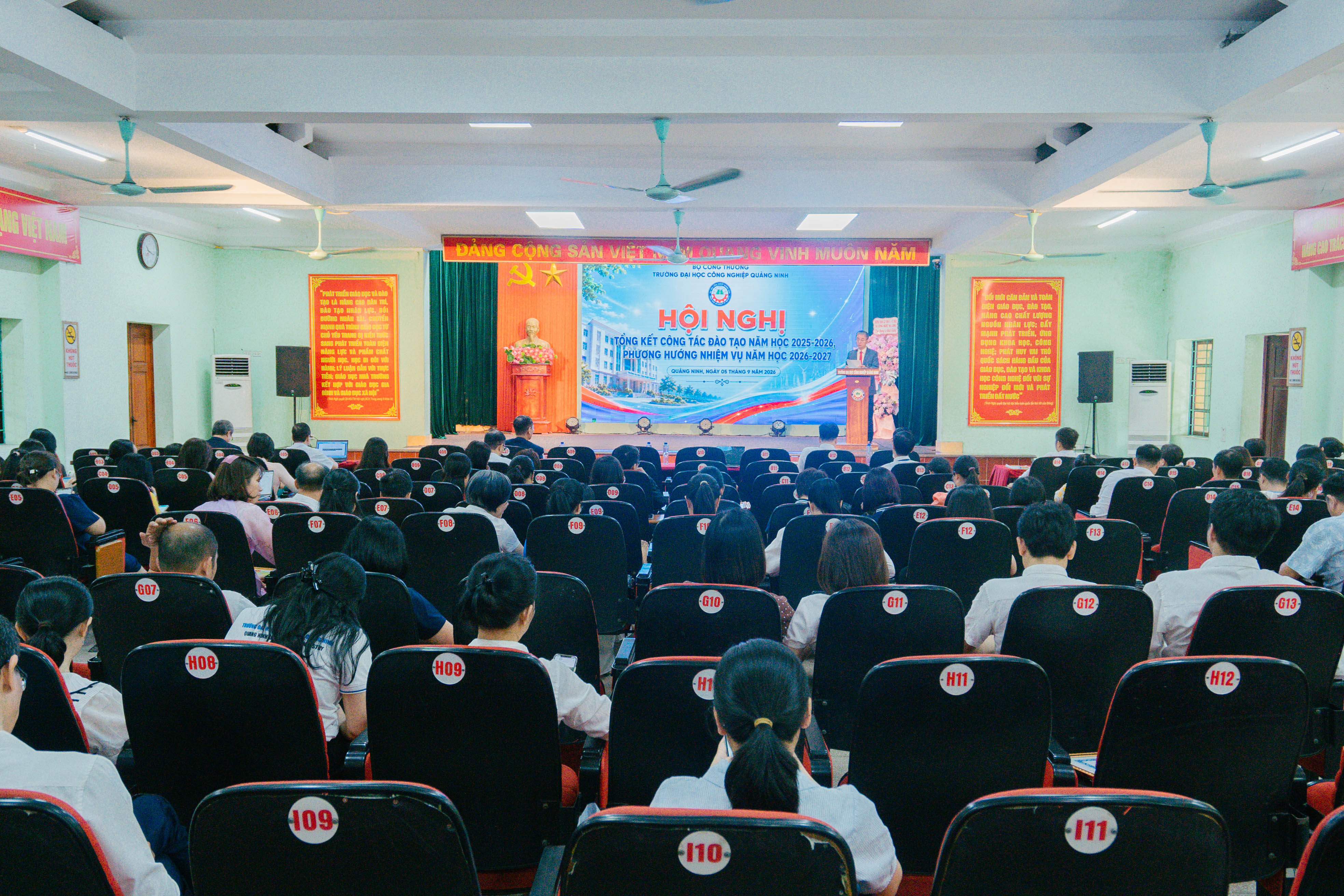 Trường Đại học Công nghiệp Quảng Ninh tổng kết công tác đào tạo năm học 2025-2026, triển khai phương hướng nhiệm vụ năm học 2026-2027