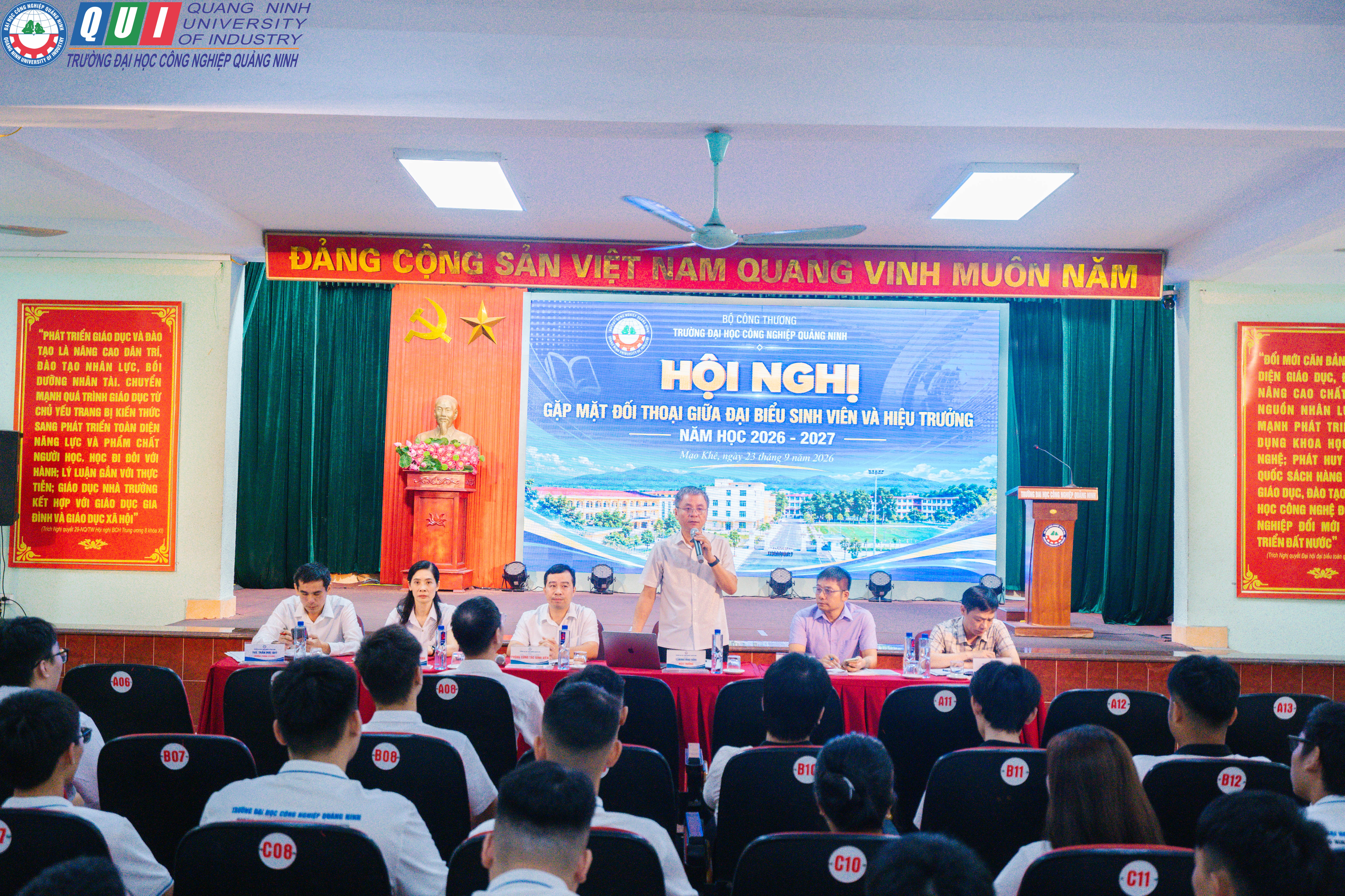 Trường Đại học Công nghiệp Quảng Ninh tổ chức gặp mặt, đối thoại giữa đại biểu sinh viên và Hiệu trưởng