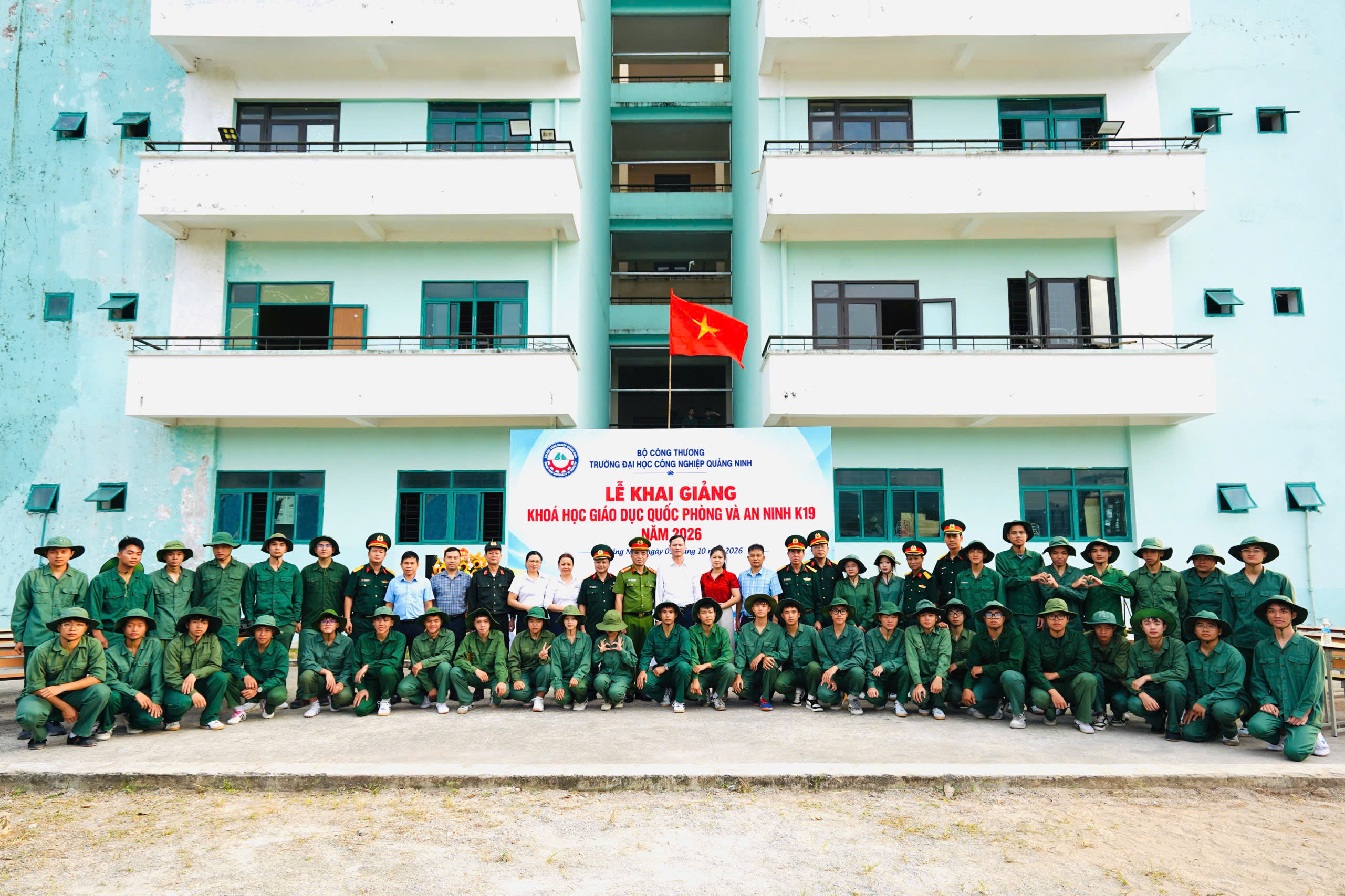 Trường Đại học Công nghiệp Quảng Ninh tổ chức khai giảng khóa học Giáo dục quốc phòng và an ninh cho sinh viên K19