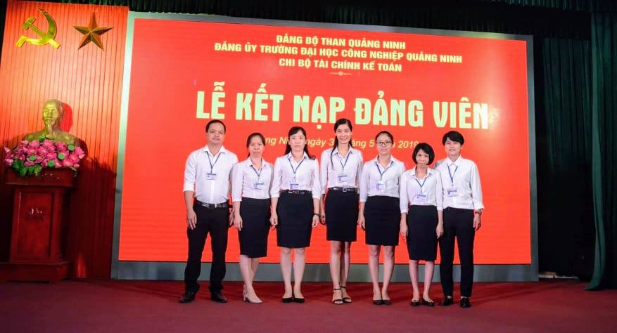 Đảng bộ trường ĐH Công nghiệp Quảng Ninh kết nạp thêm 8 đảng viên mới