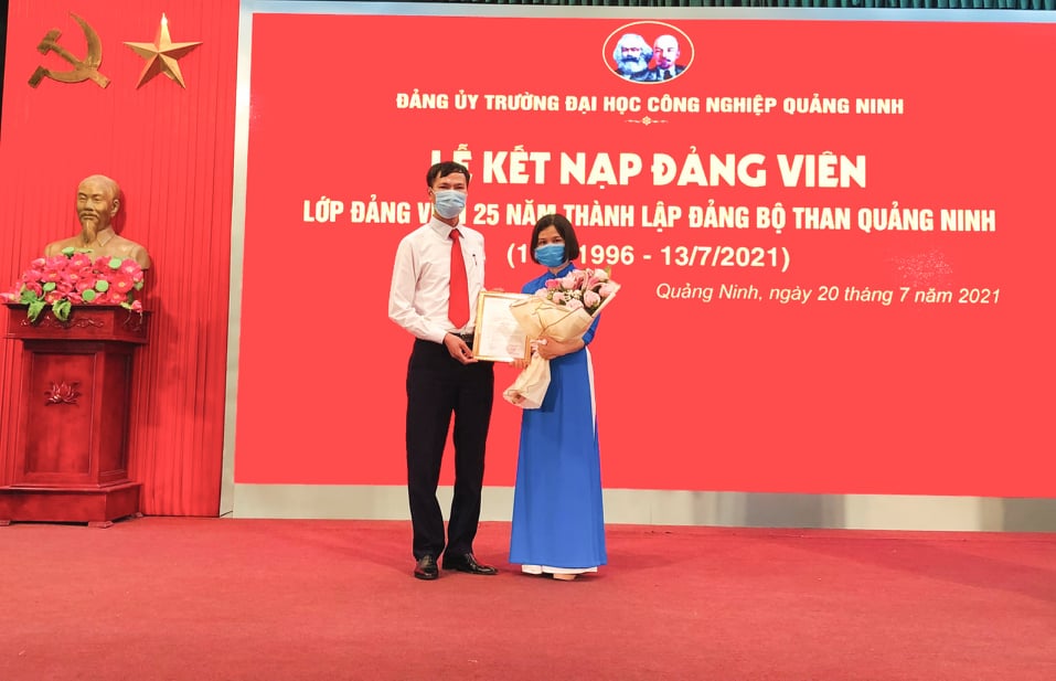 Đảng ủy trường Đại học Công nghiệp Quảng Ninh tổ chức kết nạp đảng viên mới  "Lớp Đảng viên 25 năm thành lập Đảng bộ Than Quảng Ninh"