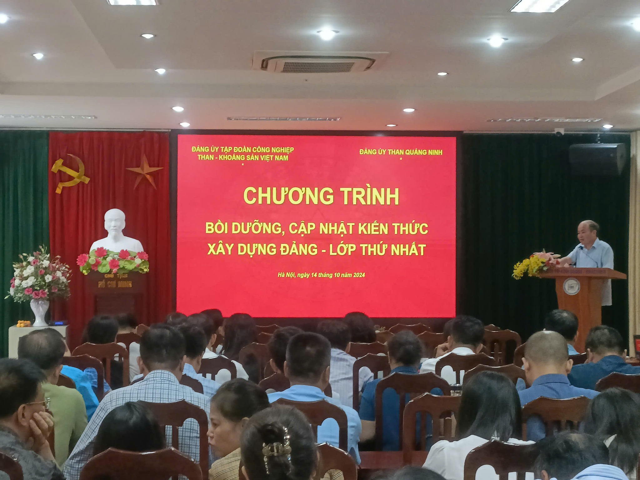 Đảng bộ Trường Đại học Công nghiệp Quảng Ninh cử cán bộ tham gia lớp học bồi dưỡng nghiệp vụ công tác xây dựng Đảng năm 2024