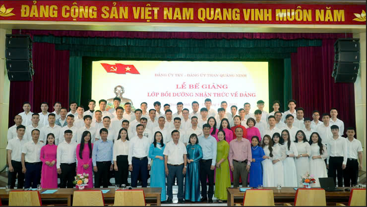Phấn đấu trở thành đảng viên - Khát vọng của đoàn viên thanh niên Trường Đại học Công nghiệp Quảng Ninh