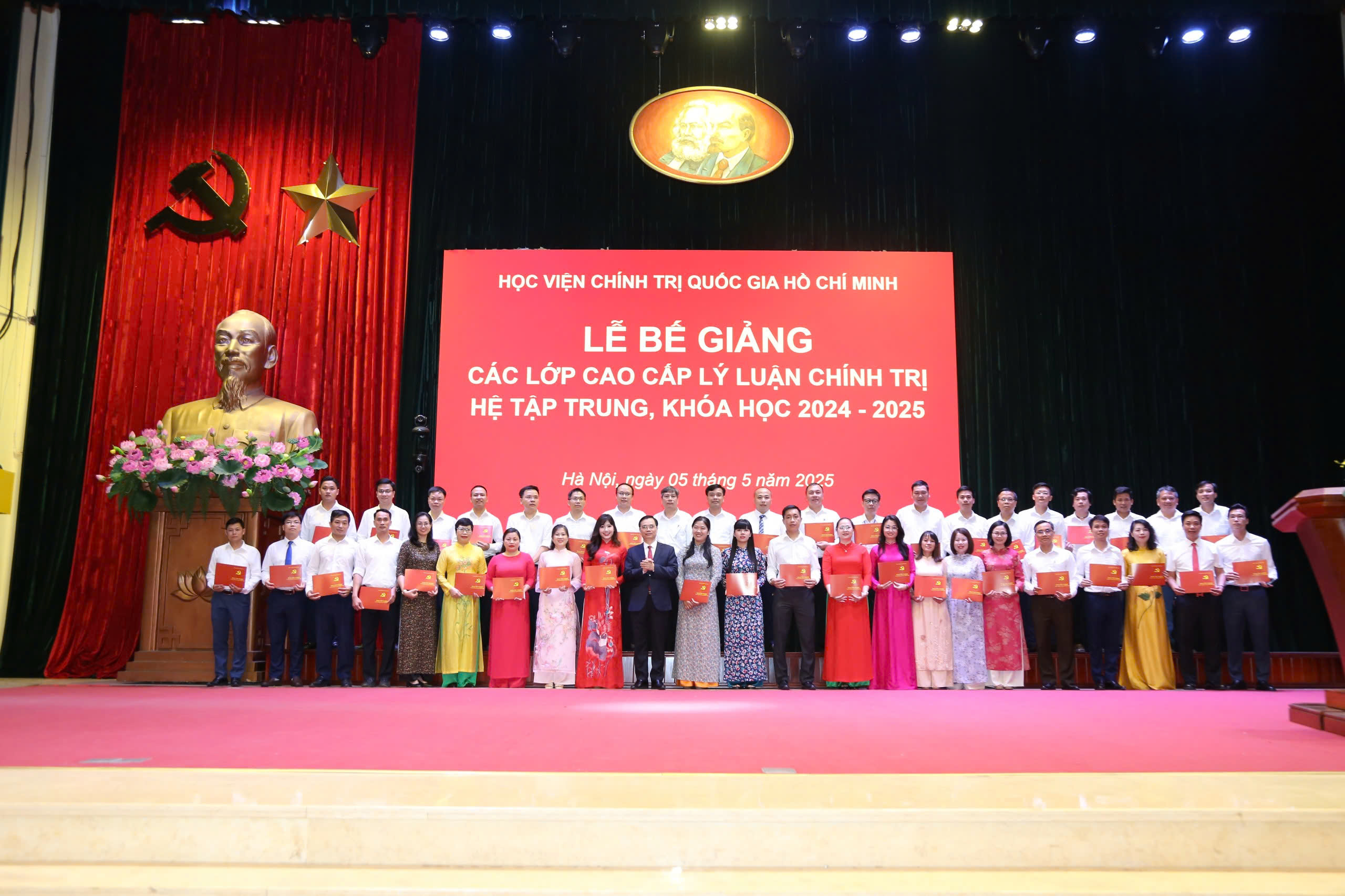 Phó Hiệu trưởng Trường Đại học Công nghiệp Quảng Ninh tốt nghiệp lớp Cao cấp lý luận chính trị hệ tập trung khóa học 2024-2025