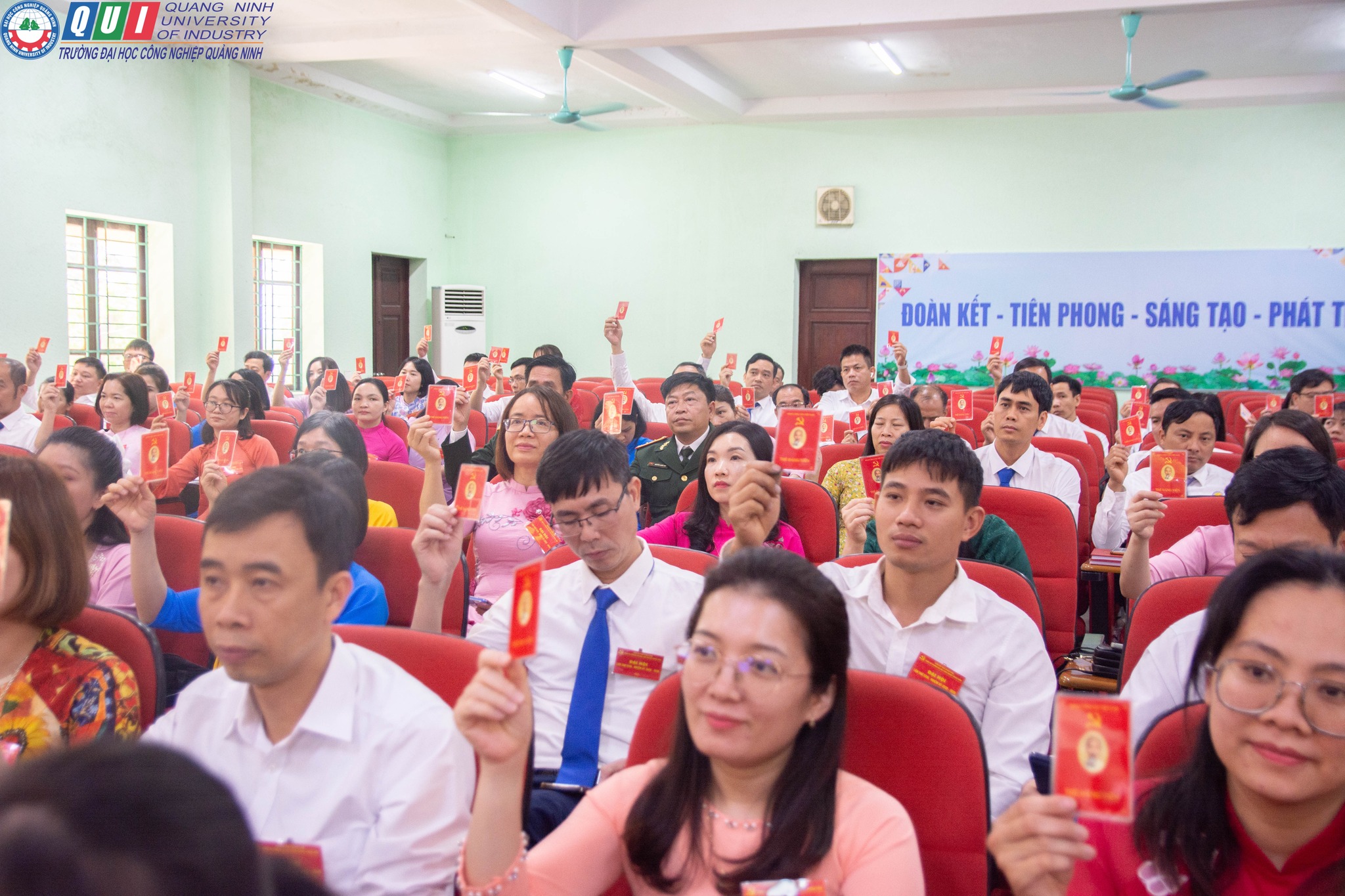 Đảng ủy Trường Đại học Công nghiệp Quảng Ninh triển khai nghiêm túc Chỉ thị số 51-CT/TW của Ban Bí thư về đổi Thẻ đảng viên