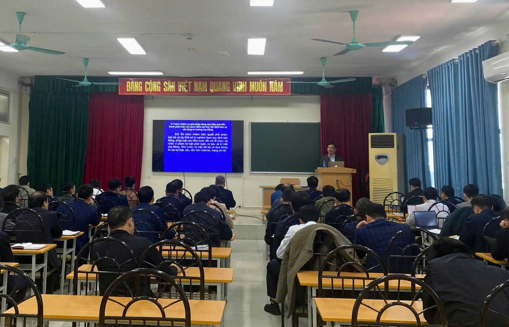 Tham dự lớp Bồi dưỡng nghiệp vụ công tác Đảng cho Bí thư chi bộ  và cấp ủy viên cơ sở