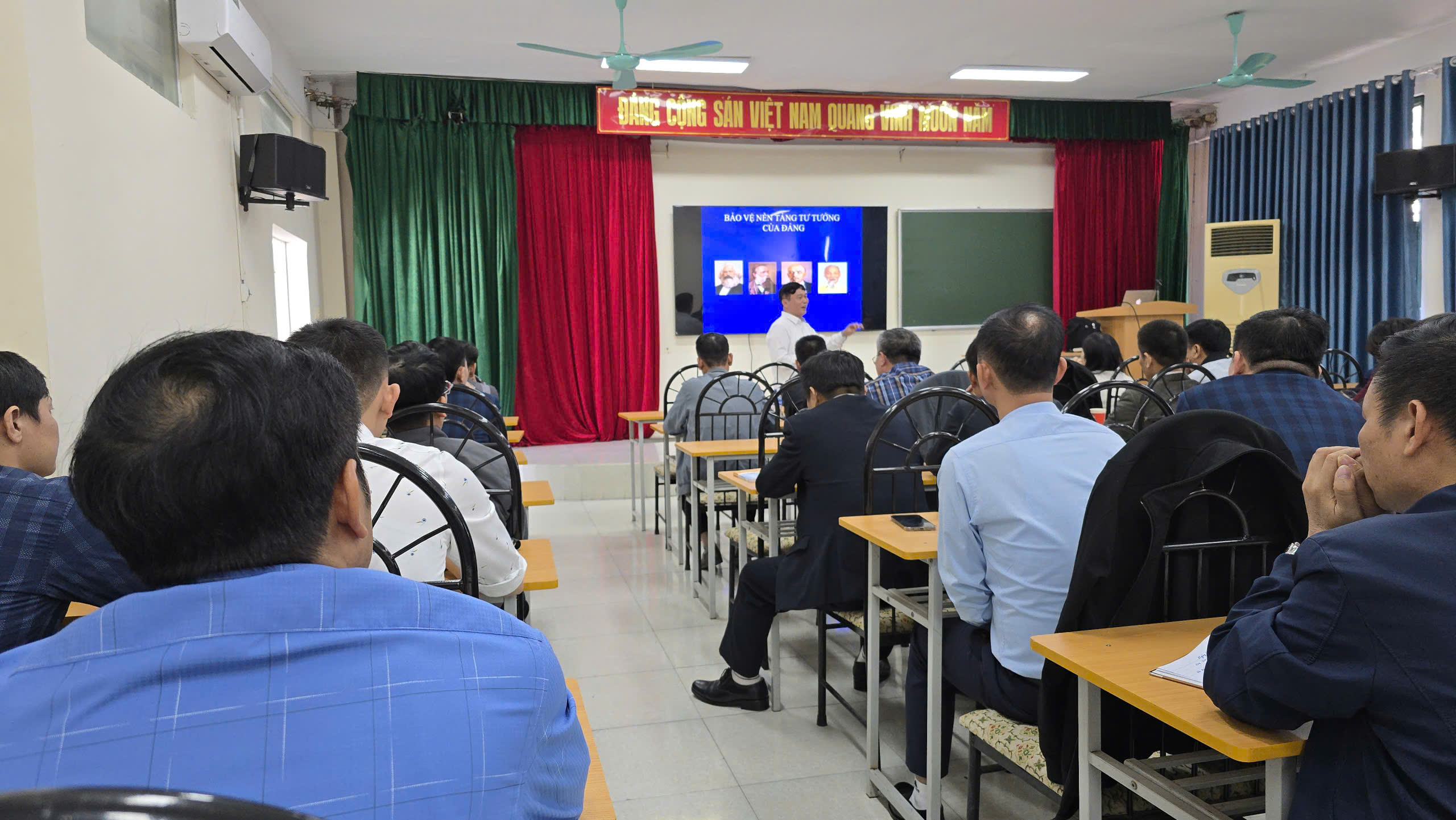 Cán bộ Đảng Trường Đại học Công nghiệp Quảng Ninh tham dự lớp Bồi dưỡng nghiệp vụ công tác Đảng cho Bí thư chi bộ và cấp ủy viên cơ sở