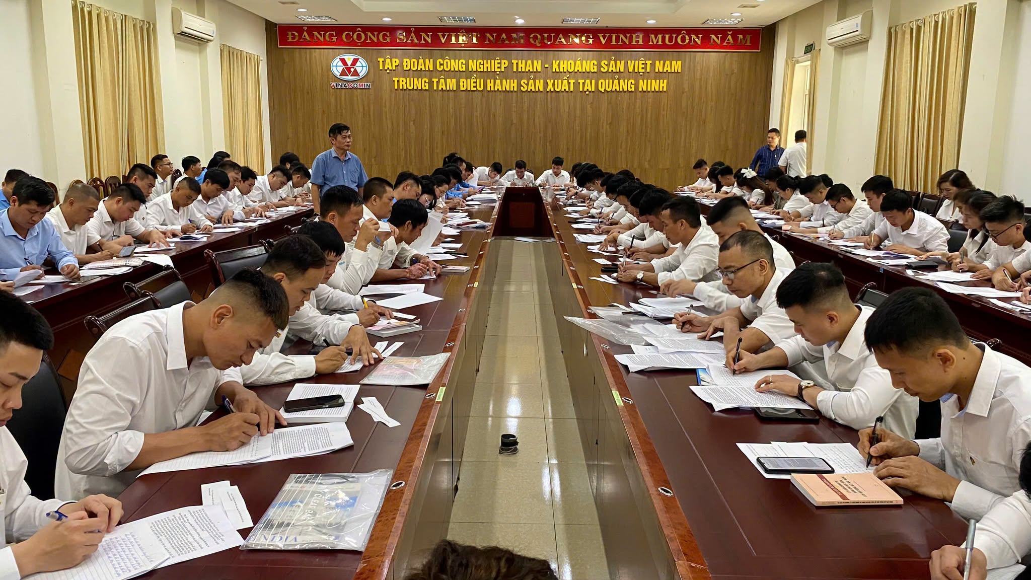 06 quần chúng ưu tú của Đảng bộ Trường Đại học Công nghiệp  Quảng Ninh hoàn thành kiểm tra nhận thức trước khi xem xét kết nạp