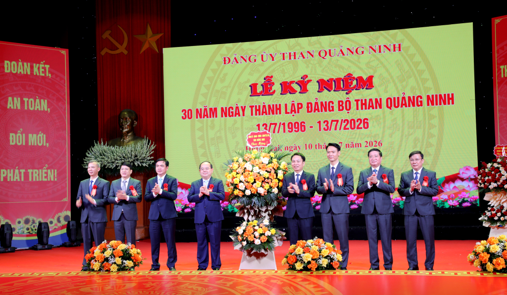 Đồng chí Quản Minh Cường, Ủy viên Trung ương Đảng, Bí thư Tỉnh ủy, Trưởng Đoàn ĐBQH tỉnh, tặng hoa của Tỉnh ủy, HĐND, UBND, Ủy ban MTTQ tỉnh chúc mừng Đảng bộ Than Quảng Ninh.
