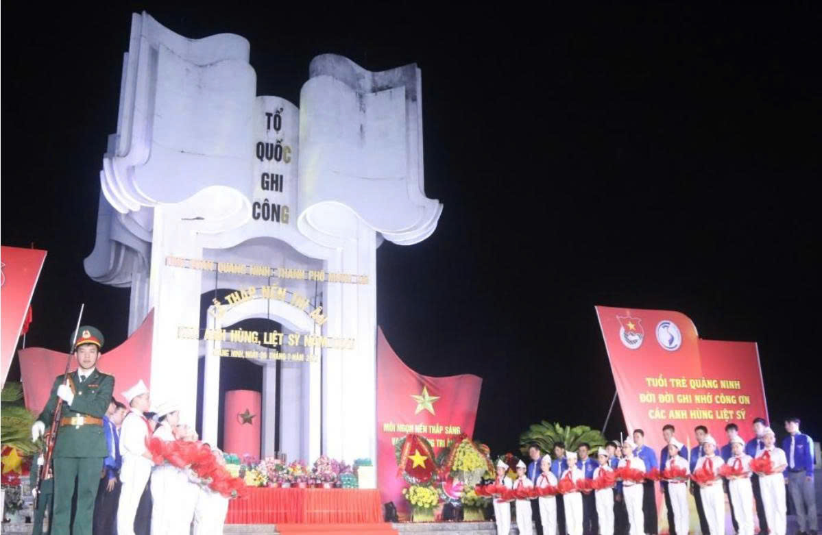 Lễ thắp nến tri ân các Anh hùng liệt sĩ tại Nghĩa trang Liệt sĩ tỉnh Quảng Ninh.