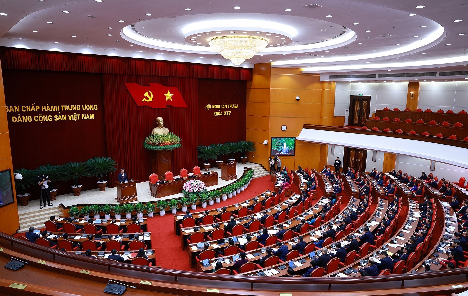 Đảng ủy Trường Đại học Công nghiệp Quảng Ninh đẩy mạnh  nghiên cứu, học tập, quán triệt và triển khai thực hiện Nghị quyết  Hội nghị Trung ương 3 khóa XIV
